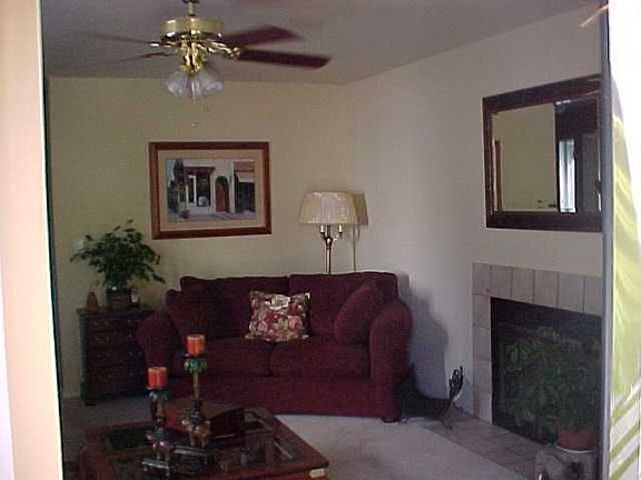 Livingrm w/fireplace,cozy.