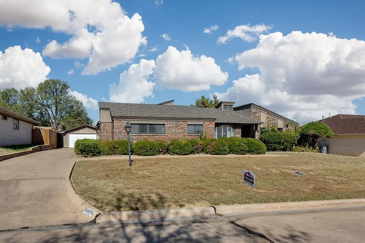 2905 Northwest Templeton Terrace - 1 — Photo 1