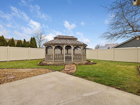 3rd image of 210 Knoll Ridge Blvd