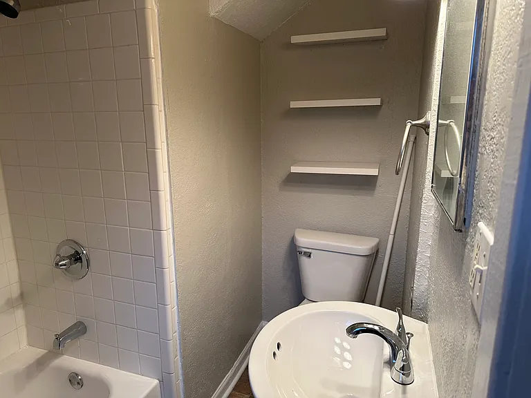420 W 3rd St #2 — Photo 6