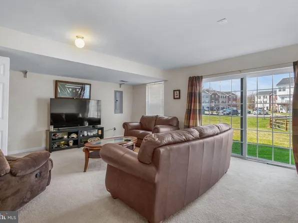 517 Boxwood Ln, Woodbury, NJ 08096