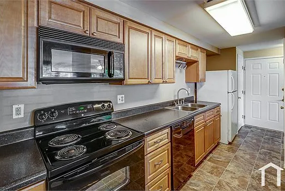 7600 Roscommon Ct #4 — Photo 6