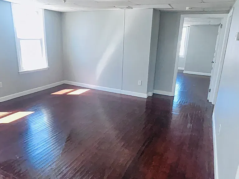 3 bed, 1000 sqft, $1,800 — Photo 3