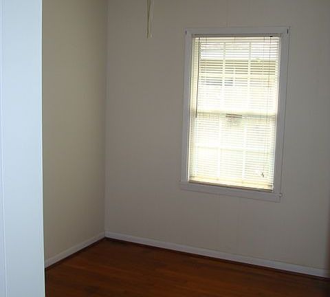 5th image of 608 W School St