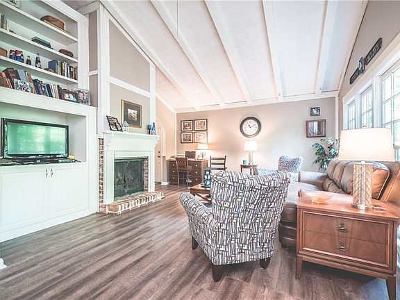 5th image of 406 Katherine Ln