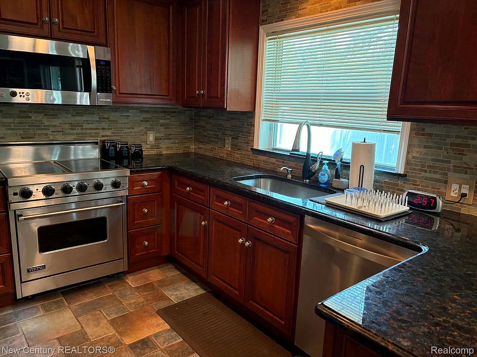 12831 Northfield Blvd, photo 2