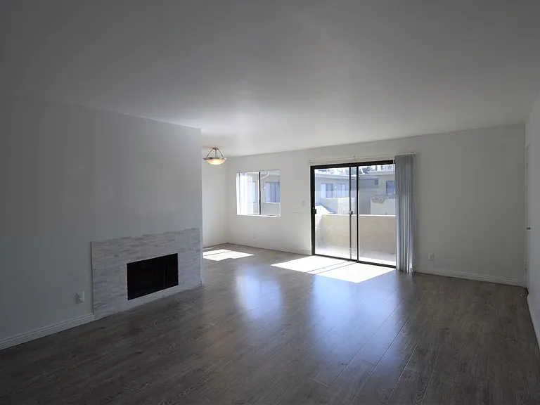 15128-44 Burbank Blvd — Photo 14