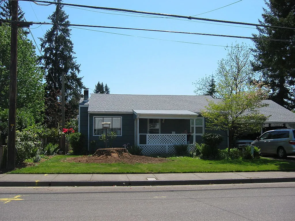 430 NW Jackson St photo 1
