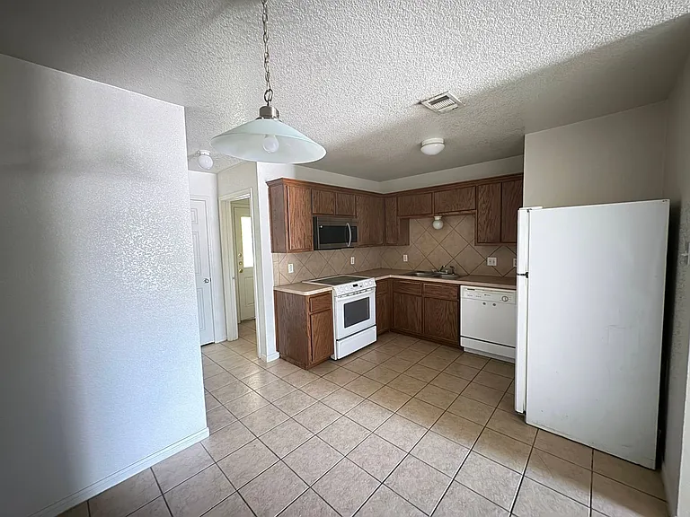 206 Veterans Ave — Photo 6
