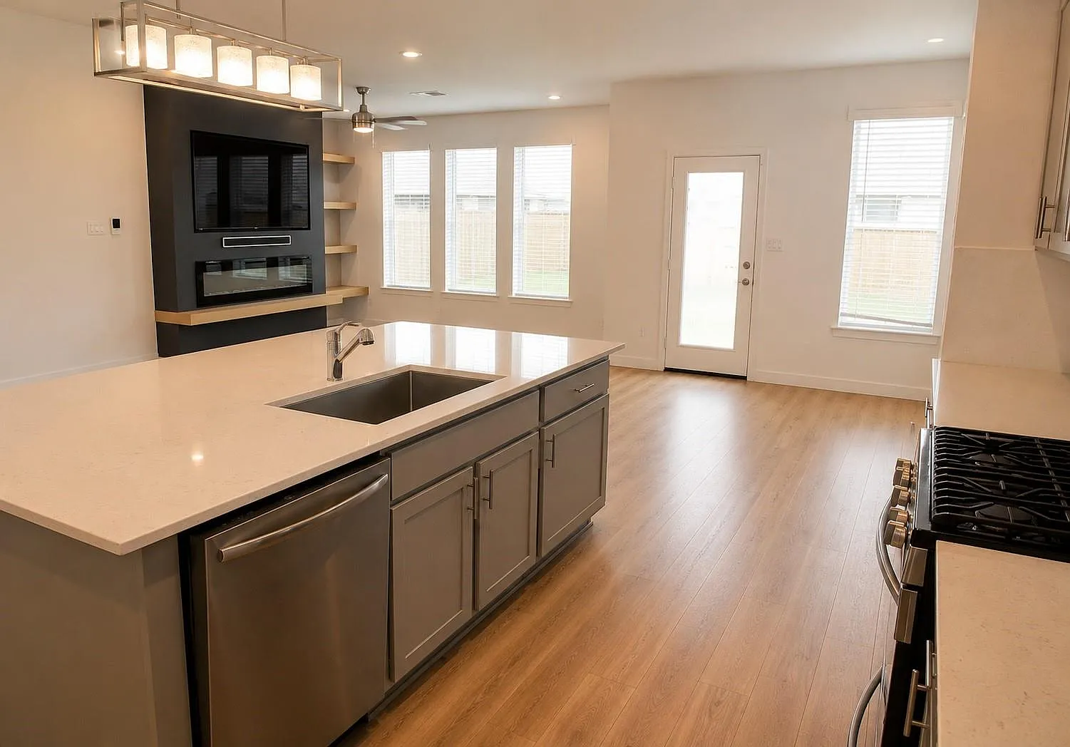 4 bed, 2.5 bath, 2233 sqft, $2,450 — Photo 2