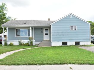 806 14th St N, Moorhead, MN 56560