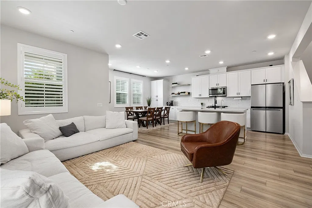 3 bed, 2.5 bath, 1889 sqft, $5,400 — Photo 3