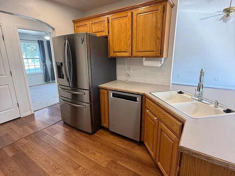 1033 W Pennwood St — Photo 2