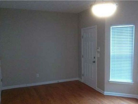 ENTRYWAY LEADING TO LIVING ROOM (NOT SHOWN, AT BOTTOM OF PICTURE)