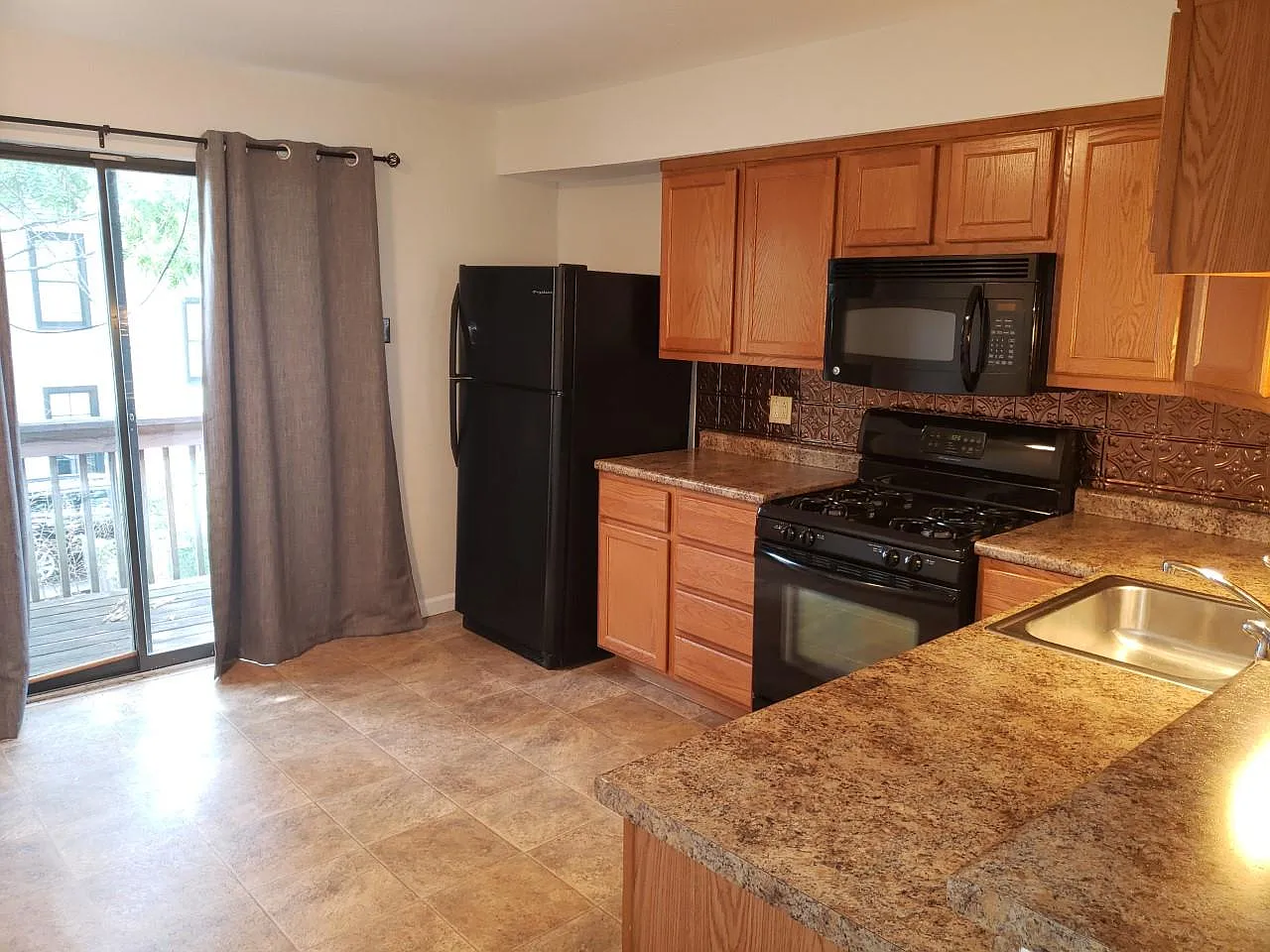 2 bed, 897 sqft, $1,350 — Photo 3