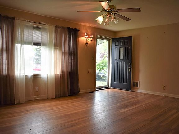 4th image of 1495 Park Ave