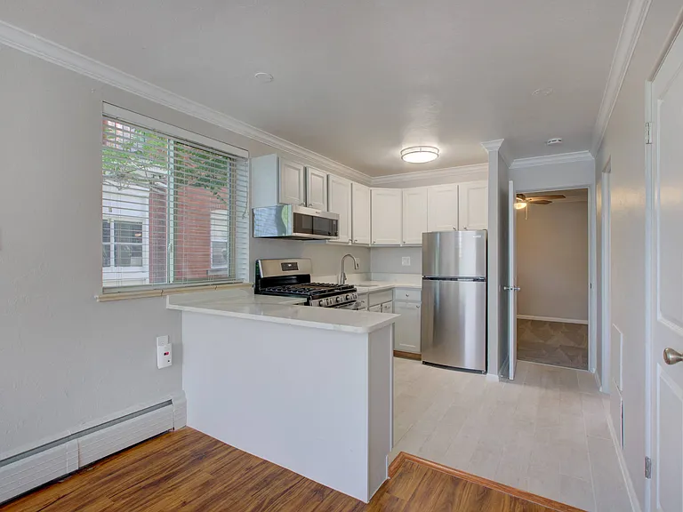 1536 Vine — Photo 2