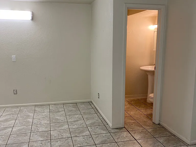 5634 N Meridian Ave — Photo 8