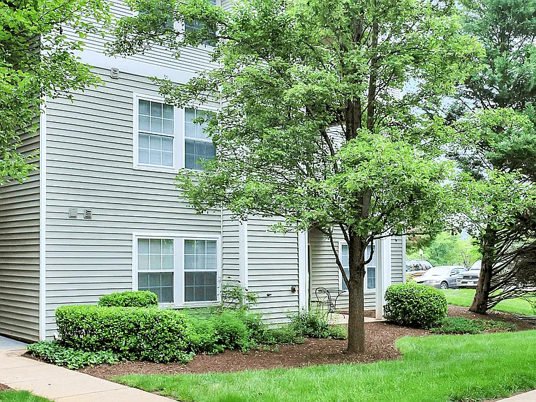 Highland Commons Apartments — Photo 11