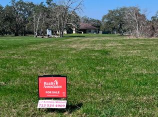 562 Mill Rd, Angleton, TX 77515