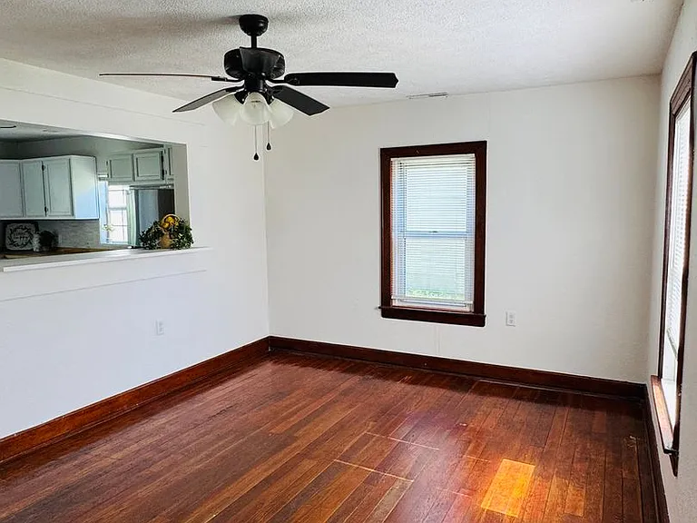 2115 N Weller Ave — Photo 7