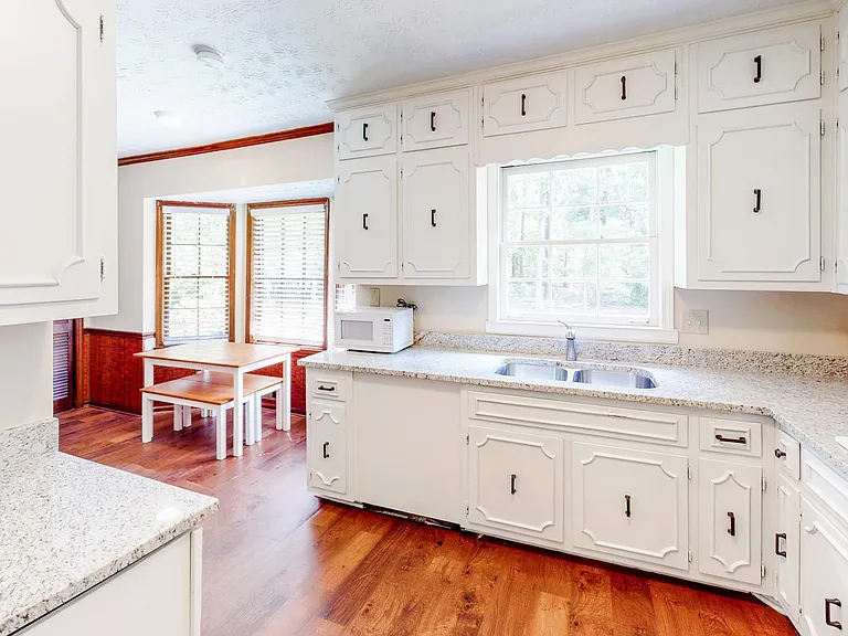 Tudor Castle Cir — Photo 4