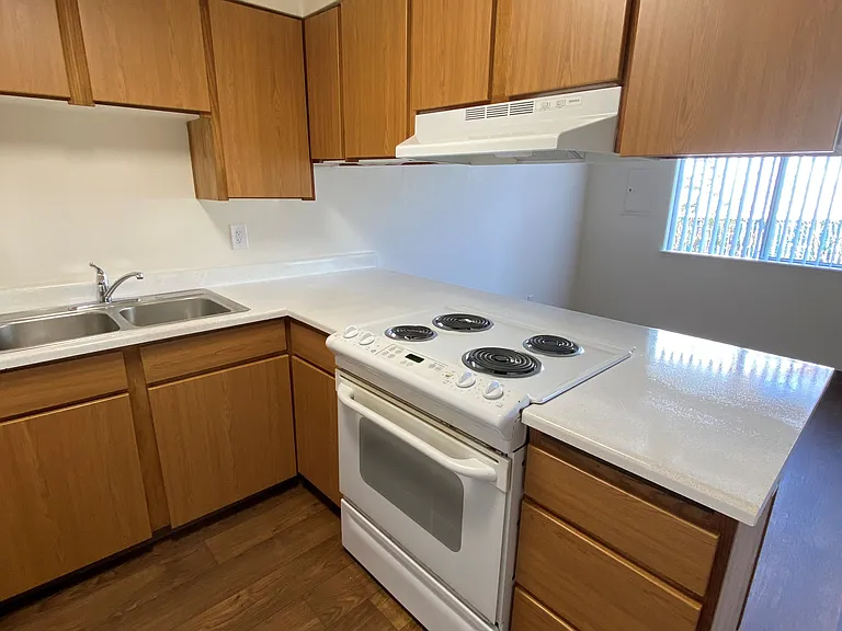 Willow Creek Apartments — Photo 32