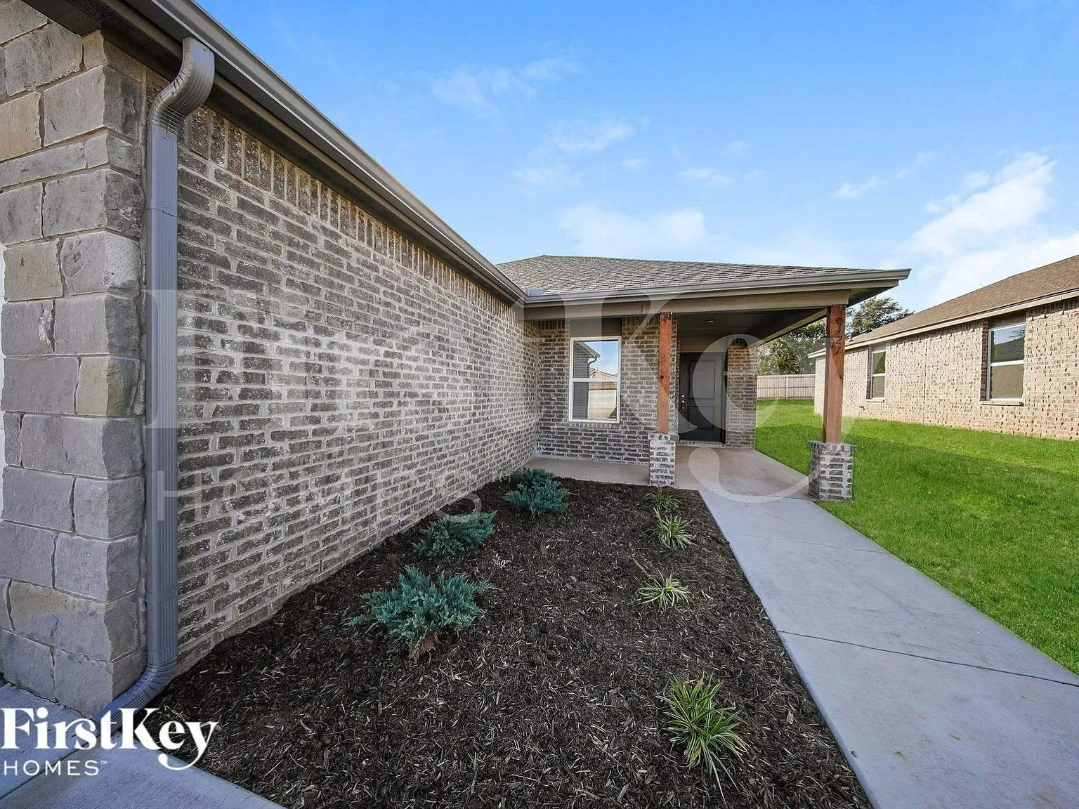 3 bed, 2.0 bath, 1301 sqft, $1,450 — Photo 2