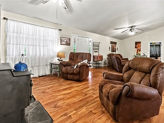 4th image of 229 Ruby Ln