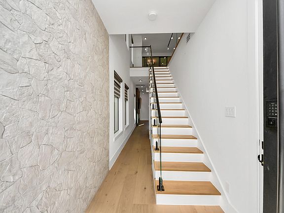 3rd image of 615 Rolling Oaks