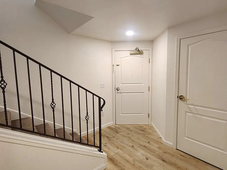 1033 S St #6 — Photo 14