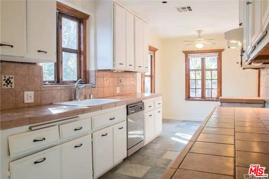 4 bed, 2.0 bath, 1650 sqft, $4,275 — Photo 4