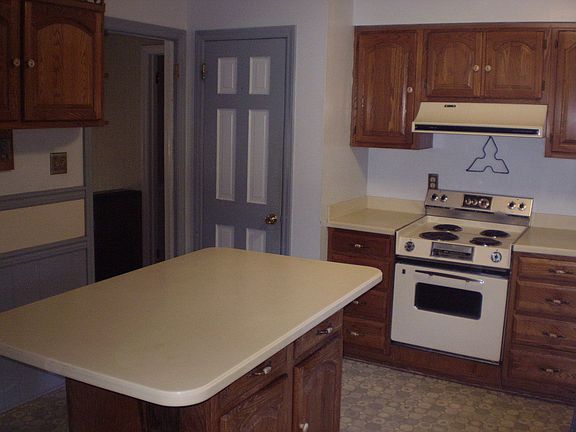 kitchen with island&pantry