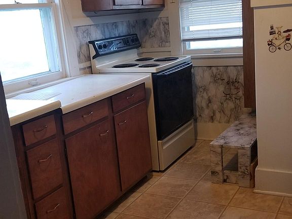 4th image of 921 Claremont St