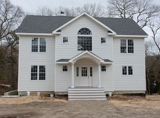 90 Shade Tree Ln, Riverhead, NY 11901