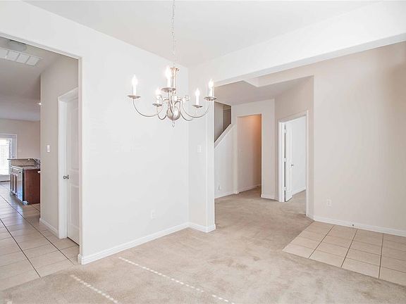 5th image of 412 Crown Oaks Dr