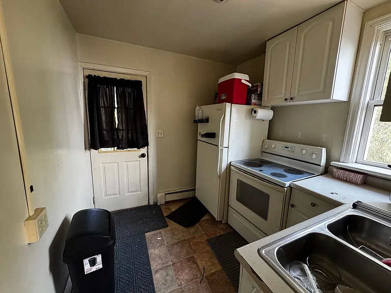 214 E 8th St — Photo 11