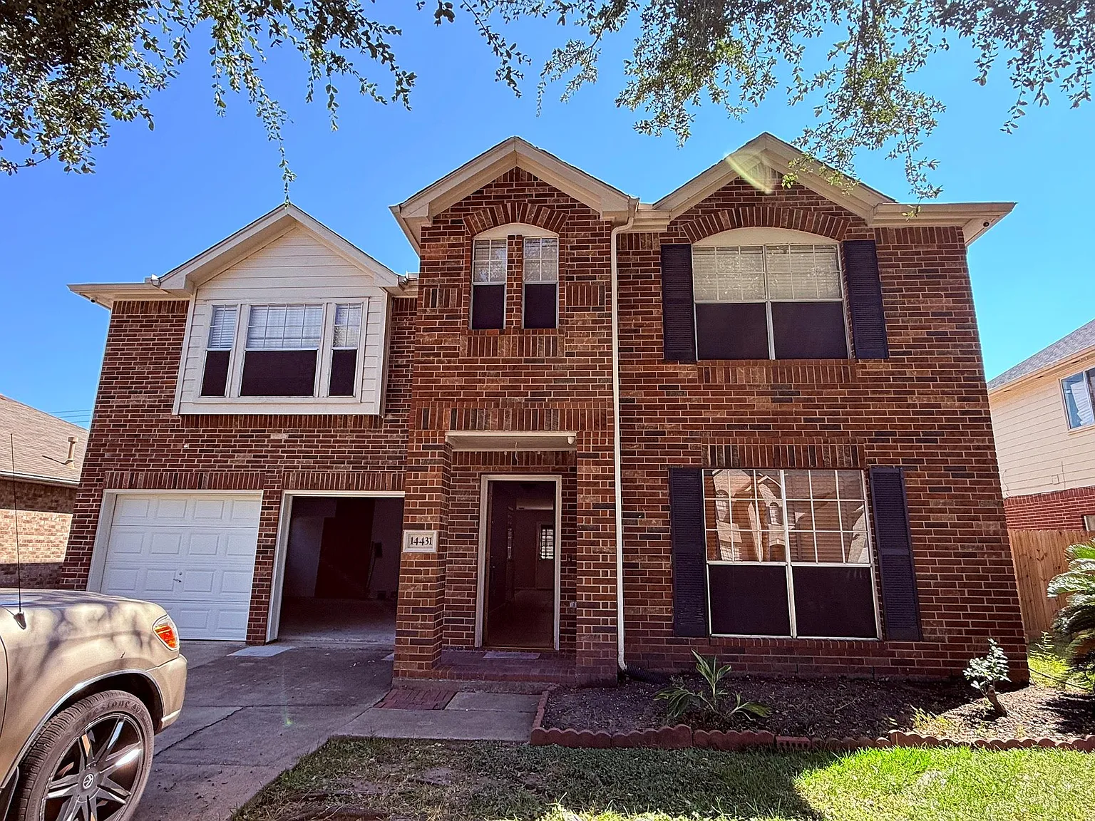 5 bed, 2.5 bath, 2716 sqft, $2,500 — Photo 2