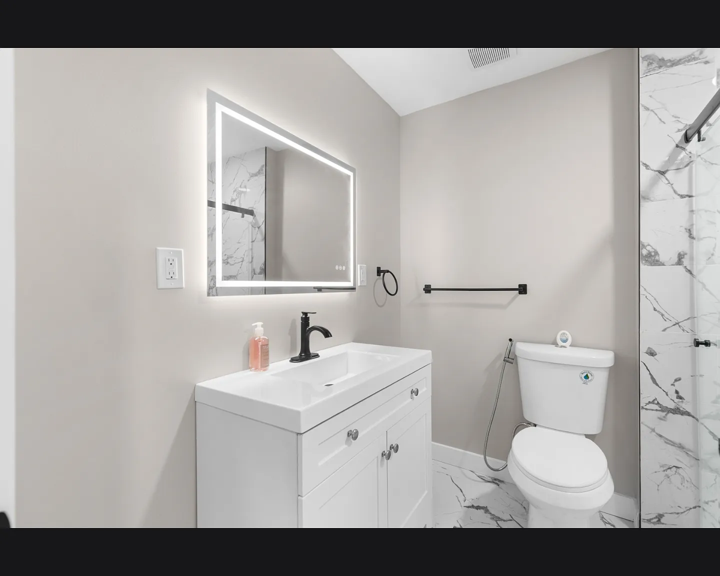 2 bed, 870 sqft, $1,600 — Photo 2