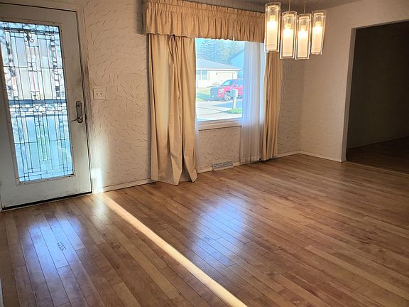 3rd image of 524 Chisholm Trl
