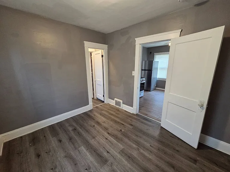 2762 E 120 St — Photo 26