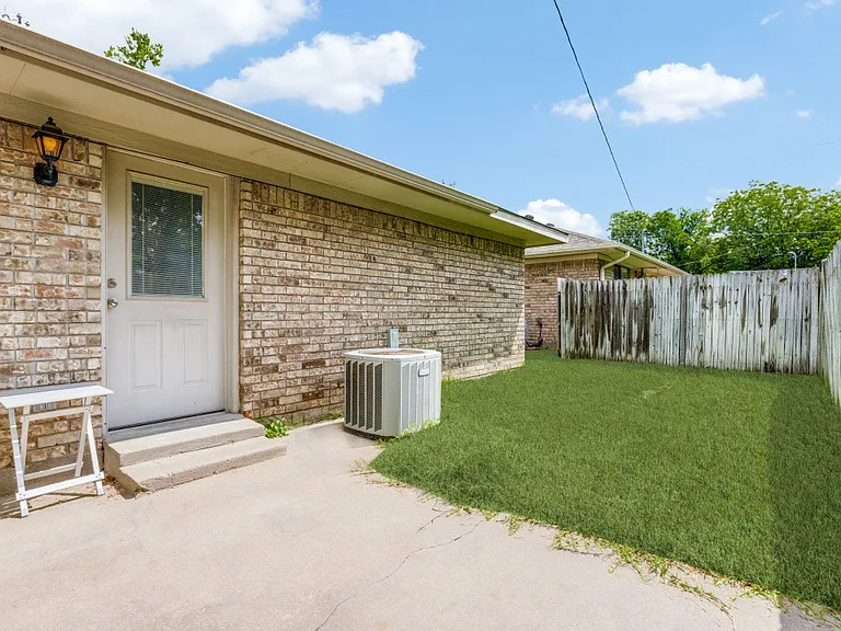 806 W Belden St — Photo 11