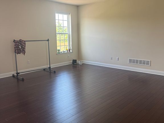 4th image of 102 Jenny Dr