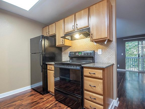 5th image of 16817 Larch Way E #B207