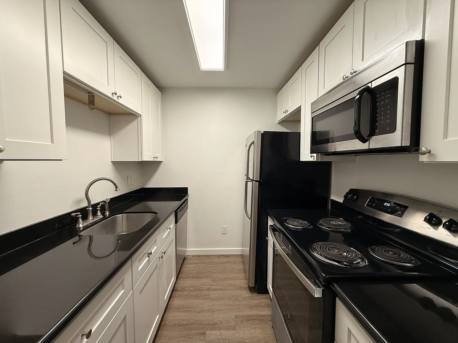 2 bed, 850 sqft, $2,300 — Photo 3