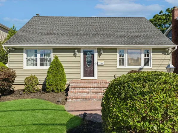 17 Mineola Avenue, Hicksville, NY 11801