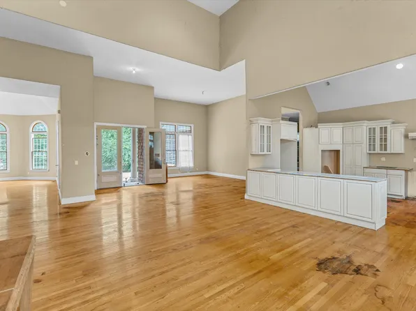 https://photos.zillowstatic.com/fp/f38c38716eabc86f2cdfd3adb21cd0ea-p_e.webp