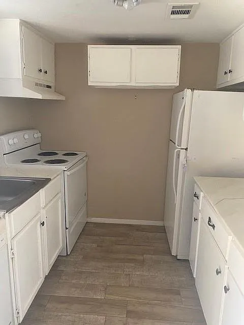 15919 Golf Club Dr — Photo 2