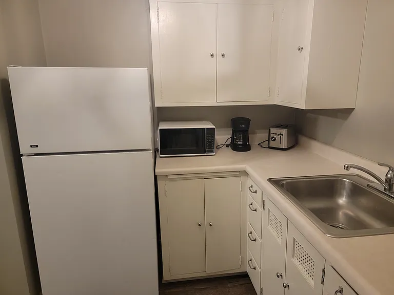 220 W 21st St #4 — Photo 6