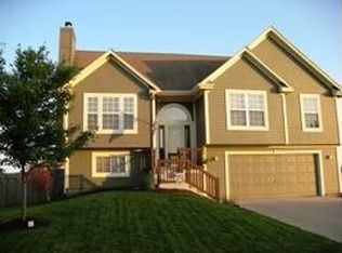 957 Cottage Creek Dr, Gardner, KS 66030